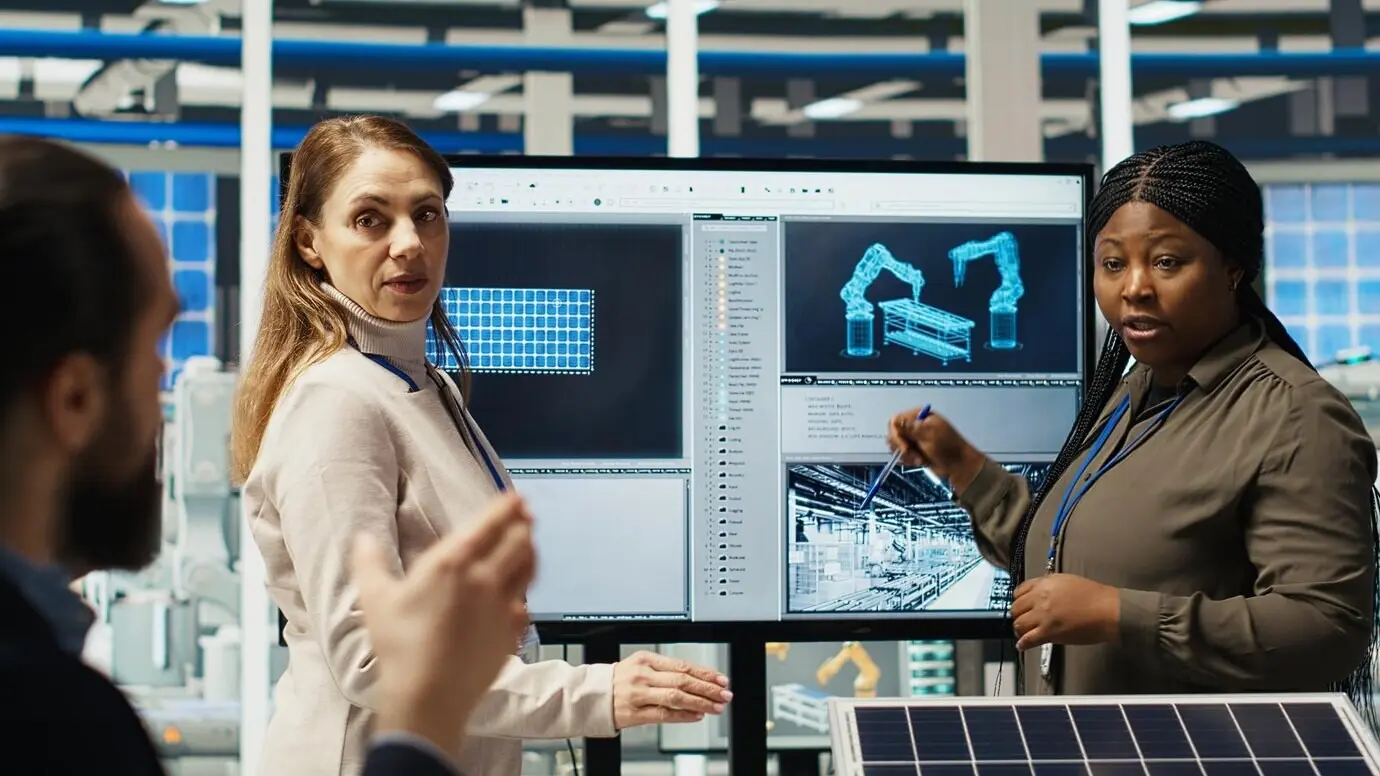 Inversionistas se reúnen para discutir estrategias de automatización para la producción de paneles solares.