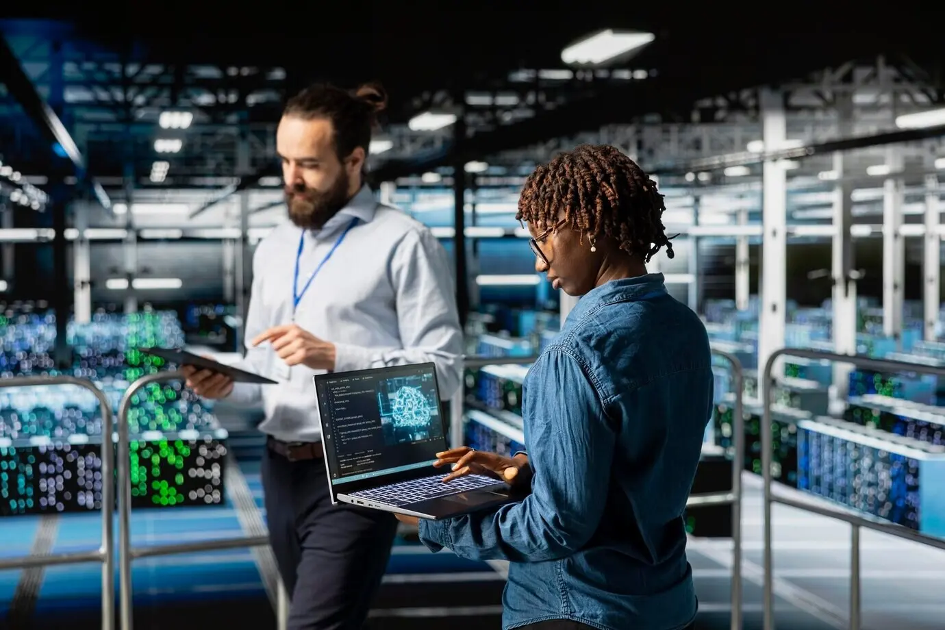 Una mujer negra ingeniera supervisa la tecnología de depuración de código en un portátil.