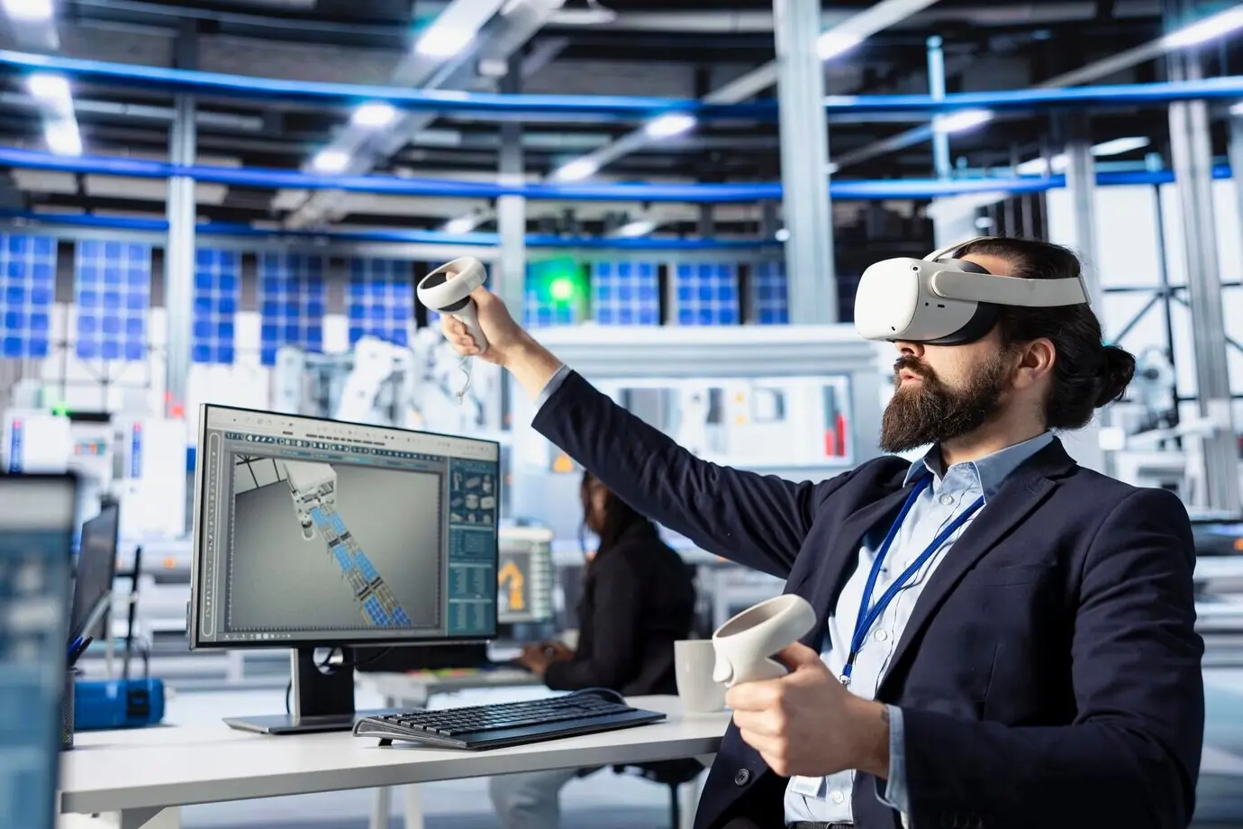 Técnico en una fábrica fotovoltaica usando gafas de realidad virtual para realizar pruebas de rendimiento.